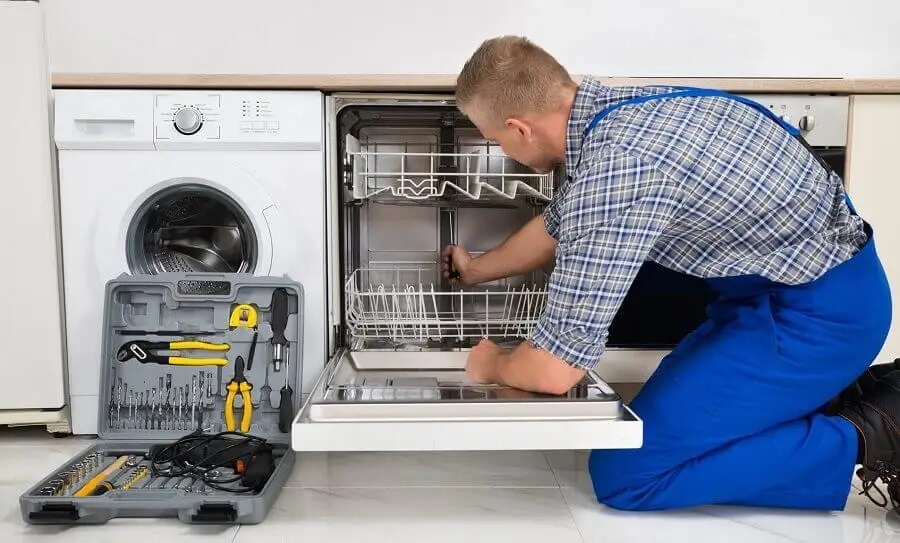 Etimesgut Sharp servisi teknisyen ekibi beyaz eşya tamiri yaparken